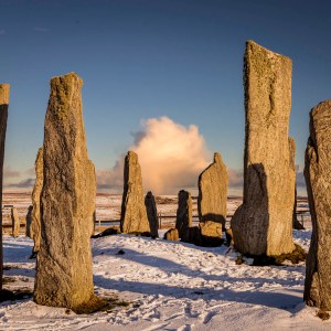 middle-cloud-puff-between-stones