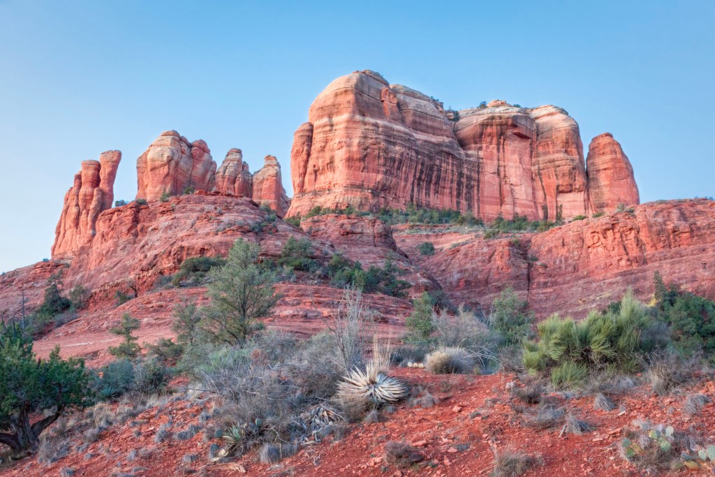 The red Cathedral rock juts gracefully out of the sandstone, limestone and basalt ground, creating an impressive cathedral feeling.